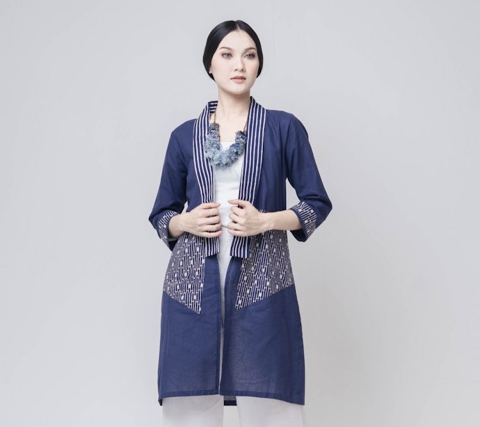 Agar tampak lebih profesional, utamakan outer batik lengan panjang bermodel formal seperti blazer