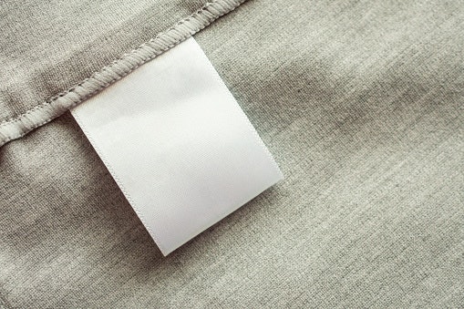 Upayakan memilih tag label yang berada di luar baju