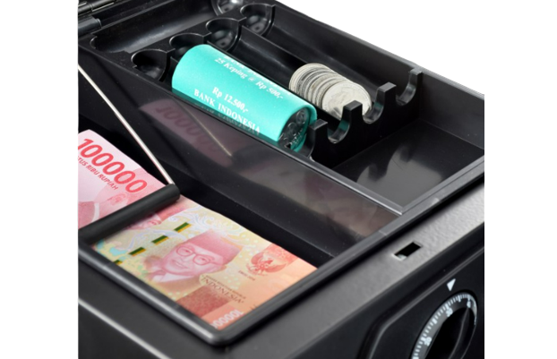 Pertimbangkan cash box yang dilengkapi penjepit uang