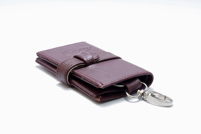 Ingin souvenir pernikahan yang lebih elegan dan bujet tak terlalu tinggi? Pertimbangkan gantungan kunci dompet STNK dari kulit sintetis