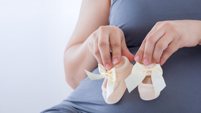 Agar lebih lucu, pertimbangkan model sepatu kaos kaki yang dihias pita atau motif karakter