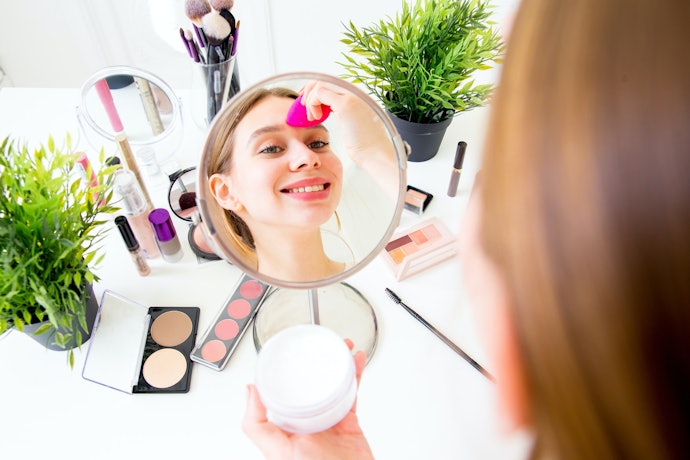 Pilih cermin yang bisa menampilkan seluruh wajah untuk memudahkan makeup