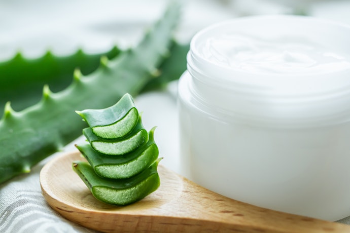 Prioritaskan pelembap yang kandungan Aloe vera-nya terletak di 10 besar komposisi