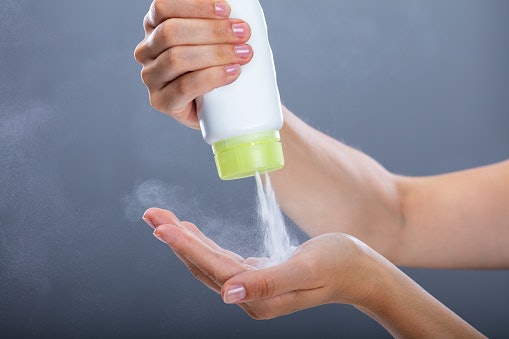 Pilih bedak untuk mengatasi bau badan tanpa meninggalkan noda di pakaian
