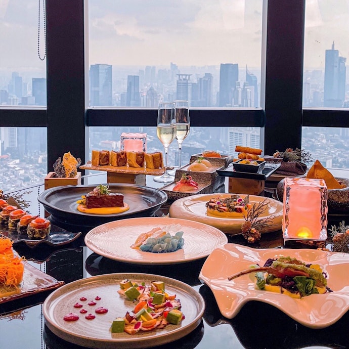 Jika mengunjungi Jakarta Selatan, pertimbangkan restoran Henshin di daerah Setiabudi dan Namaaz Dining di Kebayoran Baru