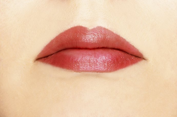 Bila Anda berusia 40 tahun ke atas, sebaiknya hindari lipstik matte; Pilihlah yang hasilnya creamy ataupun glossy
