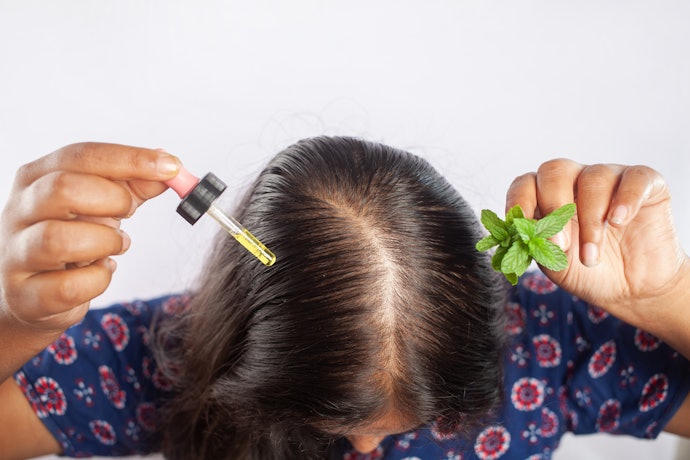 Untuk merangsang pertumbuhan rambut, pilih hair oil yang mengandung rosemary oil atau peppermint oil