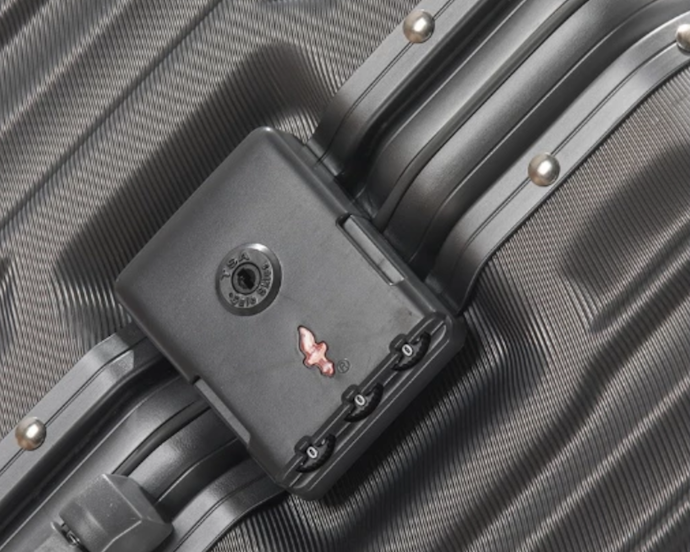 Agar lebih aman untuk ke luar negeri, pilih tipe pengunci frame lock atau ritsleting ganda