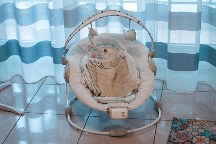Utamakan baby bouncer elektrik yang praktis untuk menenangkan bayi