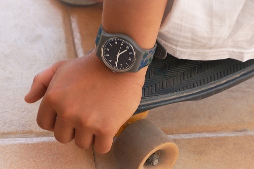 Untuk anak usia 1–5 tahun atau yang baru belajar membaca waktu, pilih jam analog karakter yang lucu
