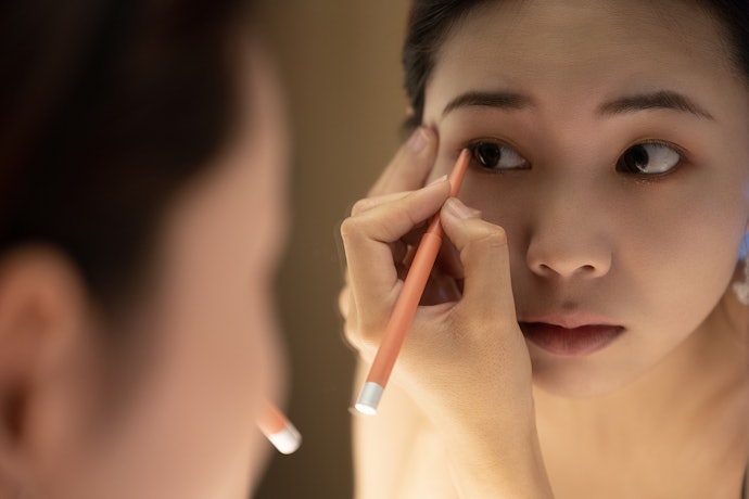 Prioritaskan eyeliner warna yang berklaim waterproof dan smudgeproof bila Anda ingin memakai makeup lebih dari 6 jam