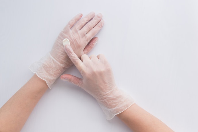 Pilih masker tangan berjenis gloves atau sarung tangan supaya lebih praktis digunakan saat beraktivitas