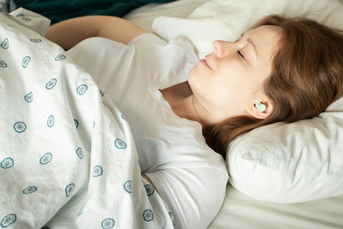 Jika digunakan untuk tidur, pilih produk yang angka NRR-nya tinggi untuk mengurangi kebisingan dengan maksimal
