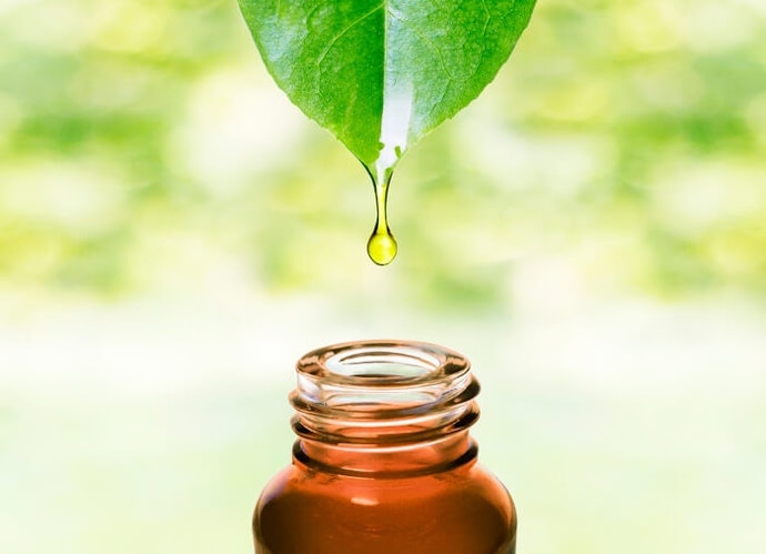Untuk anak yang rambutnya cenderung kering dan kasar, pilih shampoo anak yang kaya akan plant oil sebagai pelembap