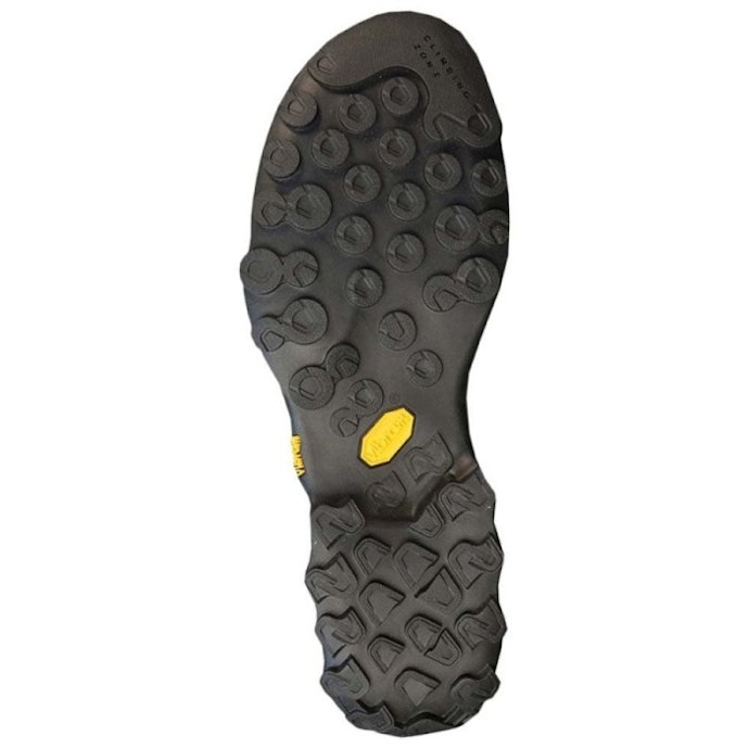 Untuk grip maksimal di medan licin hingga berbatu, pastikan sepatu gunung menggunakan outsole Vibram