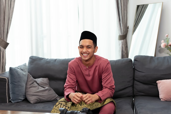 Untuk pria muslim, pakai kemaja koko warna peach agar tampil fresh saat Lebaran