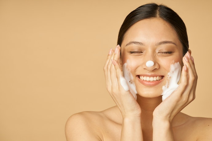 Jika kulit kombinasi juga berjerawat atau beruntusan, pilih yang dilengkapi AHA, salicylic acid (BHA), atau niacinamide