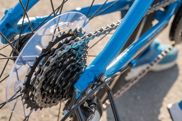 Jika sering bersepeda di medan berat, pastikan road bike menawarkan sistem shifting gear minimal 2x10 speed