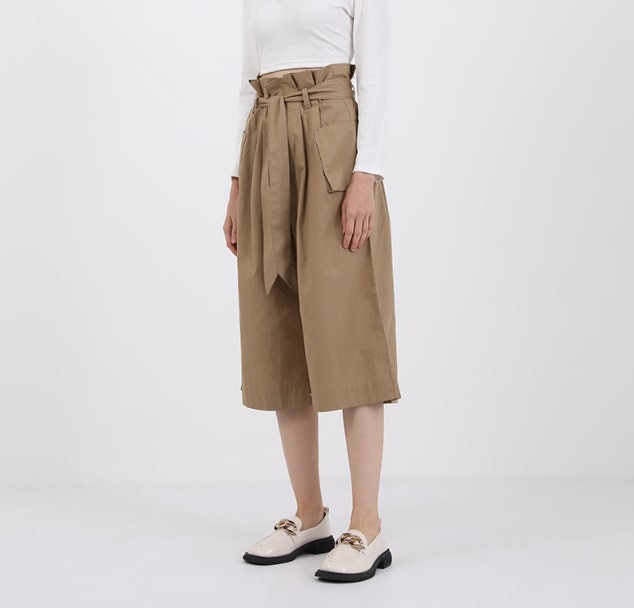 Cari model celana pendek, jogger, atau jeans warna khaki untuk gaya kasual yang modis