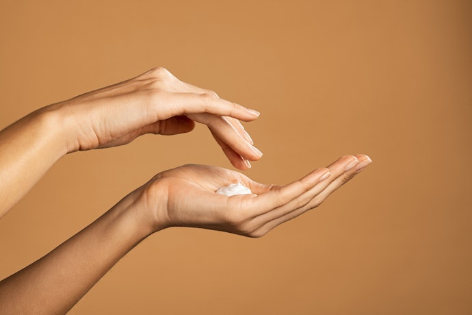 Utamakan yang punya kandungan ceramide (emolien) + hyaluronic acid (humektan)