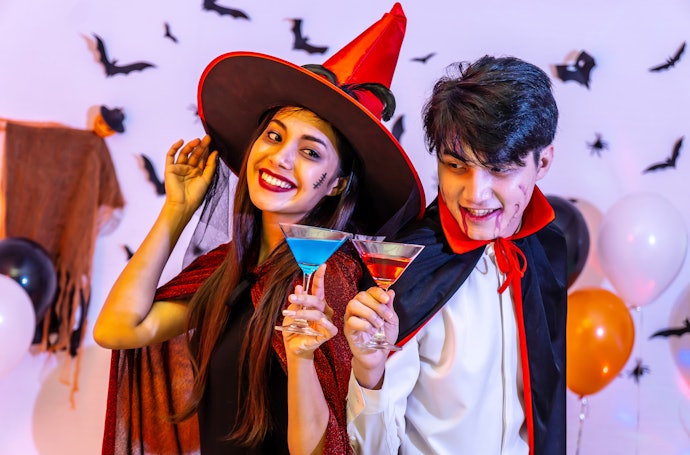 Untuk kostum Halloween yang simple, pertimbangkan cape drakula atau onesie