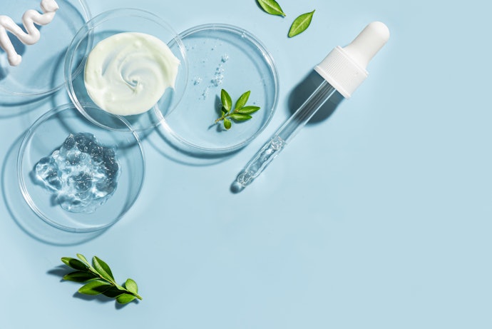 Untuk meminimalkan munculnya reaksi alergi, pertimbangkan essence tanpa bahan iritan, seperti pewangi, pewarna, dan alkohol