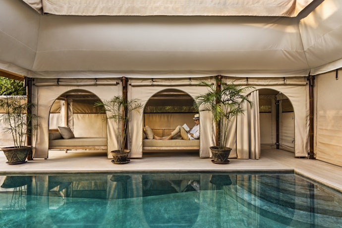Untuk menginap bersama keluarga dan anak-anak, kunjungi tempat glamping berbentuk resort seperti Bubble Hotel Bali dan Galalima