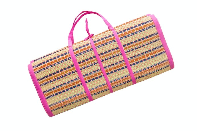 Untuk acara di rumah, pertimbangkan tikar jumbo dari plastik, tenun, atau anyaman ukuran 200 cm x 300 cm