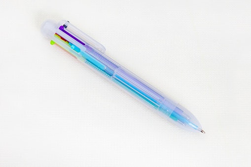 Untuk mencatat, pertimbangkan retractable pen yang multiwarna