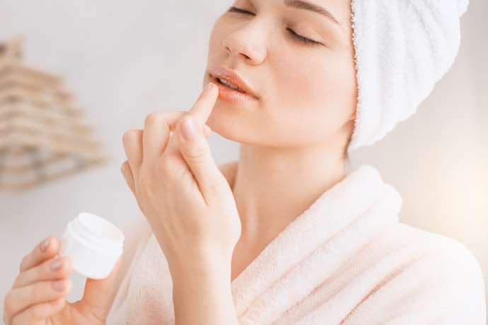 Agar bibir tetap terhidrasi, pastikan lip scrub mengandung pelembap dan vitamin E