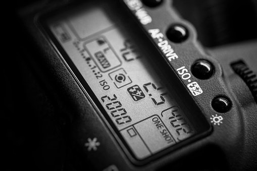 Untuk fotografi portrait dan low light, pilih kamera dengan sensor yang bagus dan ISO-nya bisa di-expand