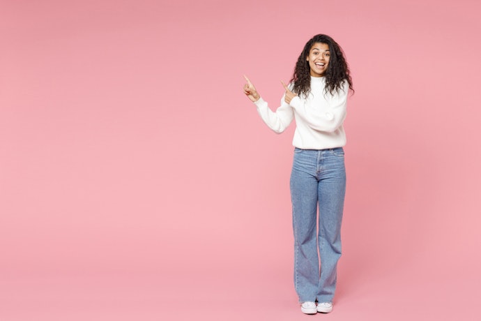 Nyaman plus kekinian? Pilih celana jeans longgar atau relaxed fit, seperti boyfriend jeans, mom jeans, dan kulot