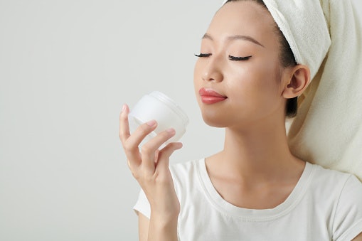 Untuk membantu mencerahkan kulit kusam, utamakan krim malam remaja dengan brightening agent seperti niacinamide