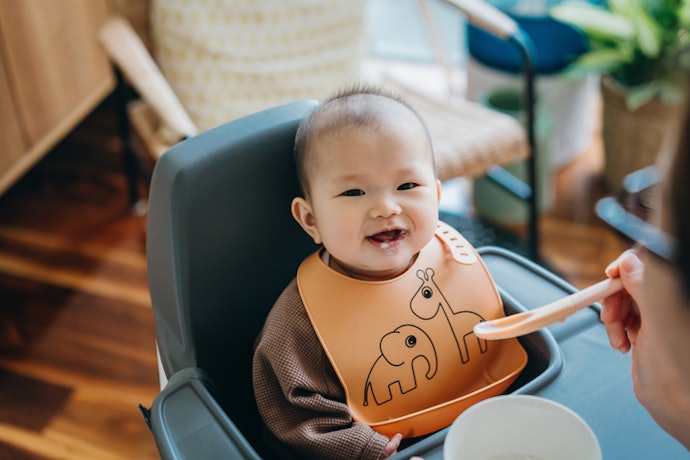Cari celemek yang adjustable agar lebih mudah dipasang dan nyaman dipakai bayi