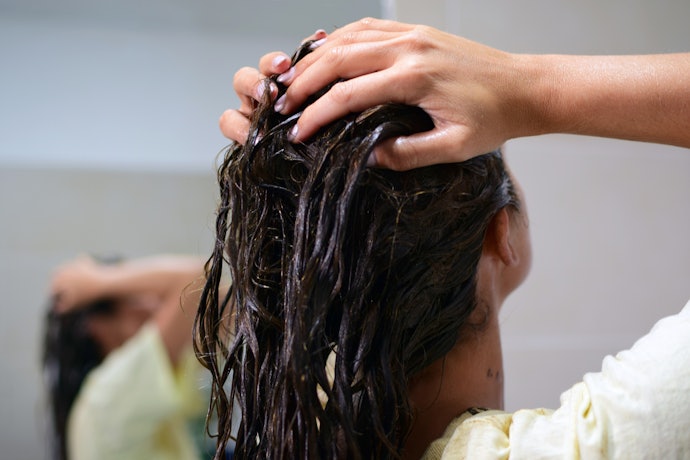 Pastikan juga hair creambath mengandung pelembap agar tidak mengalami kerusakan