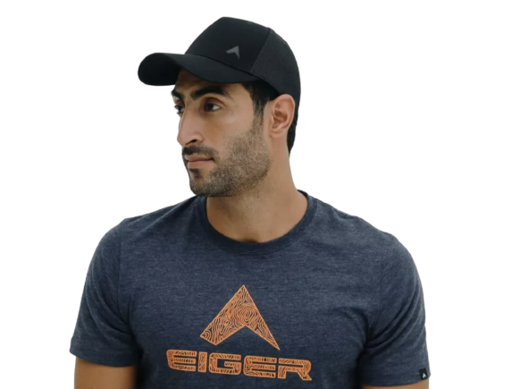 Pastikan logo topi tidak mendominasi
