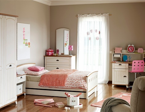 Ingin lebih ringkas? Pilih tempat tidur yang satu set dengan lemari atau meja belajar