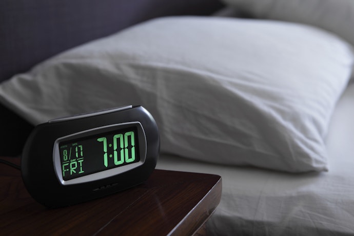 Cermati fitur yang ditawarkan: Penunjuk suhu, penunjuk tanggal, atau snooze