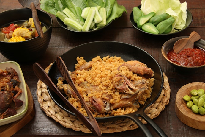 Cek makanan pelengkap yang diberikan: Sambal, lalapan, atau lainnya