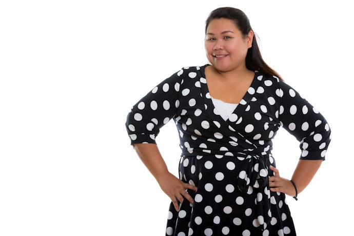 Tonjolkan bagian leher dengan model V-neck, square neck, atau sabrina