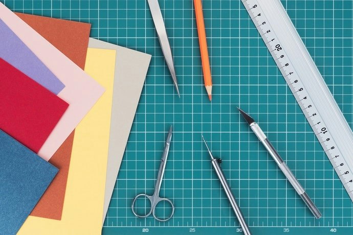 Agar lebih praktis, pertimbangkan self-sealing laminating pouches yang bisa menempel secara langsung tanpa bantuan mesin