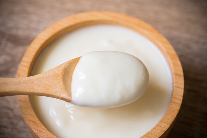 Utamakan produk dengan rasa plain agar bayi mengenal rasa yoghurt asli