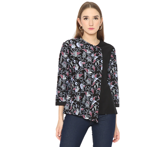 Pakai blus batik kombinasi warna netral atau corak yang lebih formal untuk busana kantor