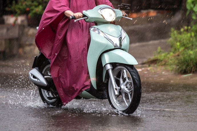 Untuk naik motor, utamakan jas hujan ponco dengan bawahan celana atau rok