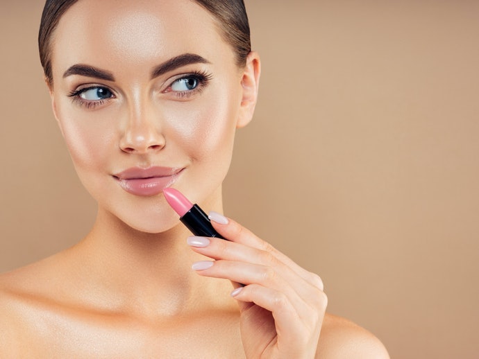 Pastikan lipstik pilihan Anda mengandung pelembap