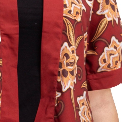 Untuk desain dan warna yang lebih beragam, pilih outer batik bermotif modern atau kombinasi