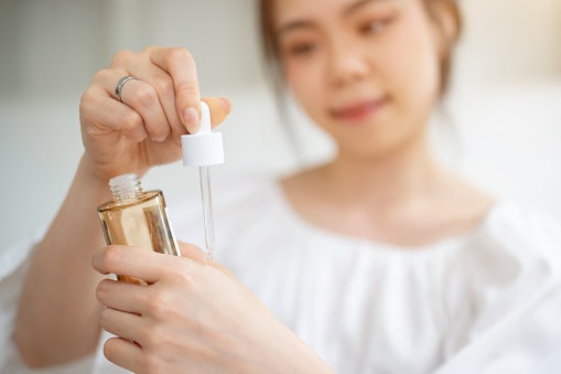 Pahami bahwa Anda juga bisa memakai serum yang digunakan oleh wanita