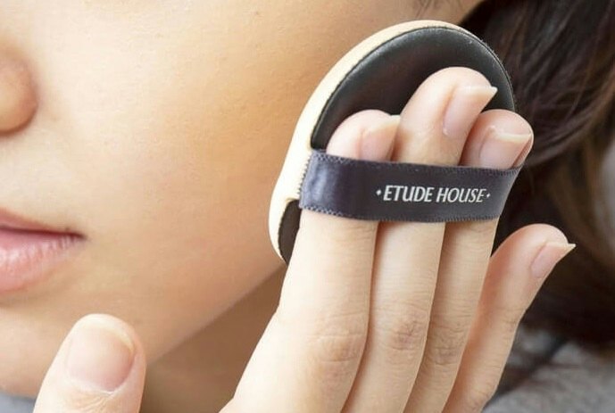 Hindari pemakaian base di area mata dan oleskan concealer secara merata