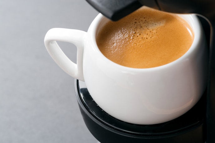 Cari mesin dengan spesifikasi yang bisa menghasilkan ekstraksi kopi berkualitas: Tekanan minimal 9 bar dan water tank besar