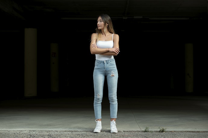 Tank top dan jeans: Gaya kasual yang simpel dan stylish